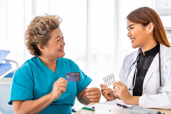 Paciente Asiático Mayor Presenta Tarjeta Crédito Médico Farmacéutico Para Privilegio — Foto de Stock
