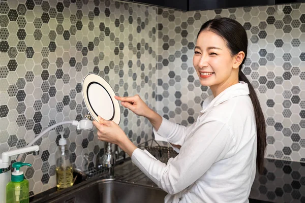 Mulher Asiática Bonita Lavando Pratos Sala Cozinha Moderna Sorrindo Com Fotografia De Stock