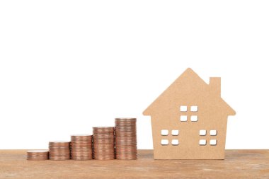 Ev modeli ve yığın beyaz arka plan ipotek kavramı kaydetme para