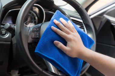 Mikro fiber bez ile arabanın içinden temizlik Otomotiv Servis işçisi