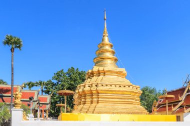 Altın buddha kalıntı pagoda adlı Wat Phra ki Si Chom tanga Worawihan Chiang Mai, Tayland