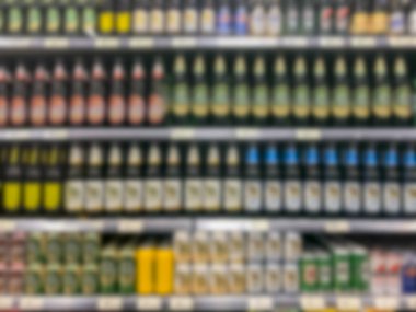 Koyu renk teması ile soyut bulanık modern perakende zincirleri koridor raflar