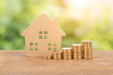 Model ev ve para kavramı kaydetmek yeşil ağaç arka plan ipotek yığını