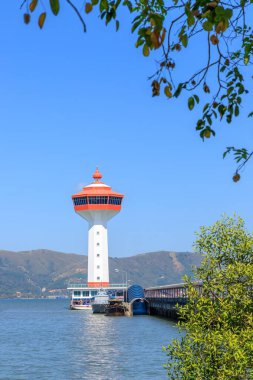Andaman Denizi 'ndeki deniz feneri, Myanmar, Ranong, Tayland sınırındaki gümrük ve göçmen bürosu..