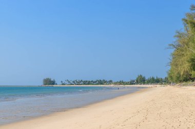 Bang Sak sahilinde açık mavi deniz Khao Lak, Phang-Nga, Tayland