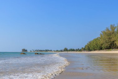 Bang Sak sahilinde açık mavi deniz Khao Lak, Phang-Nga, Tayland