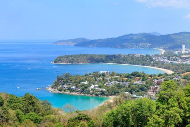 Güzel Andaman Denizi üzerinde hava manzarası ve Karon Varış Noktası, Phuket, Tayland 'da 3 körfez
