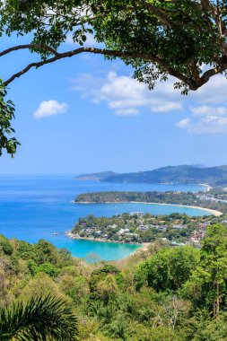 Güzel Andaman Denizi üzerinde hava manzarası ve Karon Varış Noktası, Phuket, Tayland 'da 3 körfez
