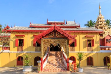Wat Si Chum tapınağı, Myanmar ve Lanna stiliyle süslenmiş güzel bir manastır Lampang, Tayland 'da.