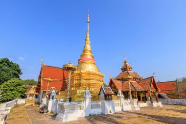 Wat Pong Sanuk tapınağında ve Tayland 'ın kuzeyinde Lampang müzesinde altın pagoda ve Buda pavyonu.