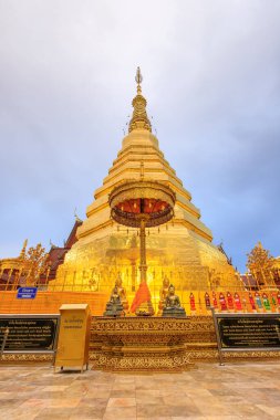 Phrae, Tayland - 29 Aralık 2018: Wat Prathat Cho Hae Tapınağı 'nda kaplan yılı için altın pagoda.