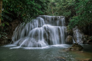 Huai Mae Khamin Şelalesi Kademe 3, Khuean Srinagarindra Ulusal Parkı, Kanchanaburi, Tayland