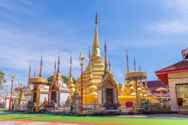 Tak, Tayland - 24 Aralık 2018: Wat Phra Borommathat Tapınağı Ban Tak distict. Altın Myanmar stili pagoda içinde Buda yadigarı barındırır..