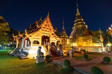Chiang Mai 'de, Wat Phra Singh Woramahawihan' da, alacakaranlıkta ya da gökteki yıldızlarla tapınak ve altın tapınak.