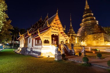 Chiang Mai 'de, Wat Phra Singh Woramahawihan' da, alacakaranlıkta ya da gökteki yıldızlarla tapınak ve altın tapınak.