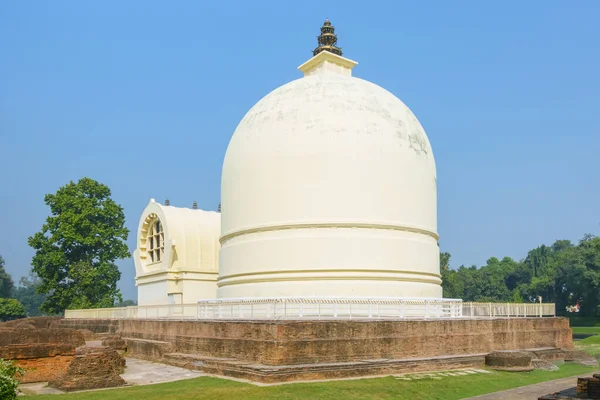 涅槃仏塔と寺院 クシーナガル インド — ストック写真