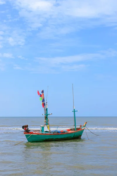 Tradiční Rybářský Člun Svázaný Lanem Moři Nedaleko Pláže — Stock fotografie