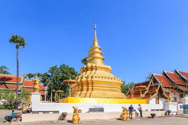 Chiang Mai, Tayland - 16 Kasım 2018: Altın buddha kalıntı pagoda Wat Phra ki Si Chom tanga Worawihan adlı