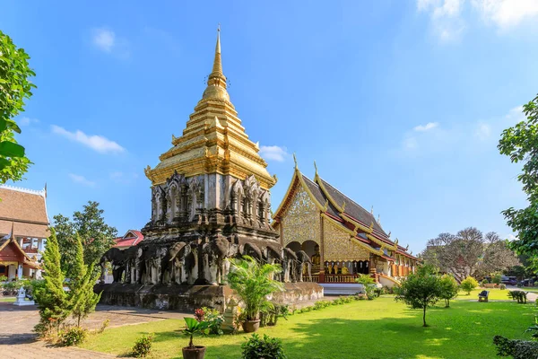 北タイのチェンマイのワット チェン マンで礼拝堂と黄金の塔 — ストック写真