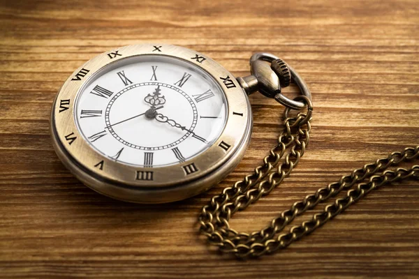 Ahşap arka planda klasik cep saati