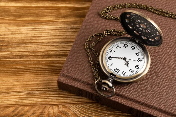 Vintage Zakhorloge Klok Met Boek Houten Achtergrond — Stockfoto