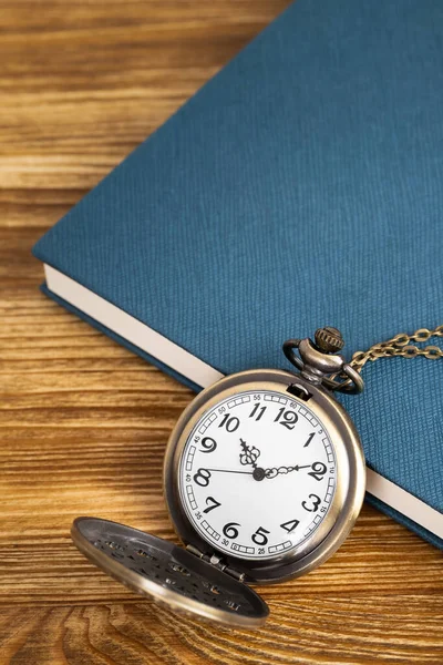 Vintage Zakhorloge Klok Met Boek Houten Achtergrond — Stockfoto