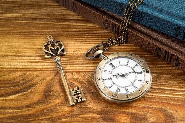 Relógio Bolso Vintage Com Chave Livro Sobre Fundo Madeira — Fotografia de Stock