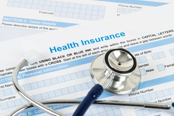 Antragsformular Für Die Krankenversicherung Mit Stethoskop Und Taschenrechner — Stockfoto