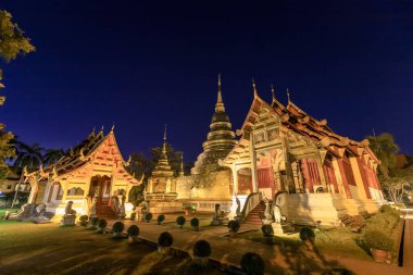 Chiang Mai 'de, Wat Phra Singh Woramahawihan' da, alacakaranlıkta ya da gökteki yıldızlarla tapınak ve altın tapınak.