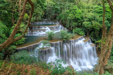 Huai Mae Khamin Şelalesi Kademe 4, Khuean Srinagarindra Ulusal Parkı, Kanchanaburi, Tayland