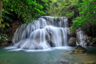 Huai Mae Khamin Şelalesi Kademe 3, Khuean Srinagarindra Ulusal Parkı, Kanchanaburi, Tayland