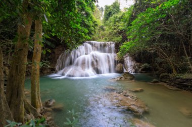 Huai Mae Khamin Şelalesi Kademe 3, Khuean Srinagarindra Ulusal Parkı, Kanchanaburi, Tayland