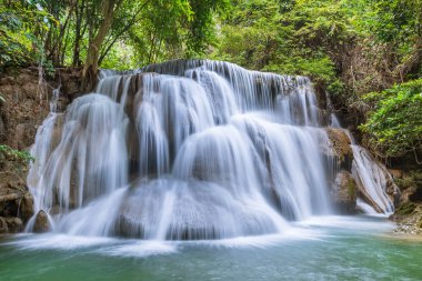 Huai Mae Khamin Şelalesi Kademe 3, Khuean Srinagarindra Ulusal Parkı, Kanchanaburi, Tayland