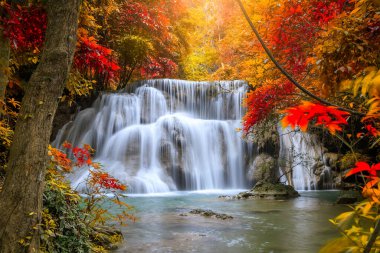Huai Mae Khamin Şelalesi Kademe 3, Khuean Srinagarindra Ulusal Parkı, Kanchanaburi, Tayland