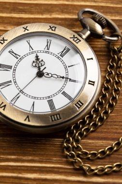 Ahşap arka planda klasik cep saati