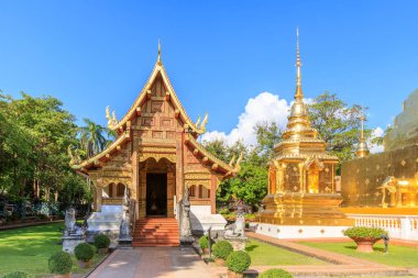Chapel ve golden pagoda Wat Phra Singh Woramahawihan kuzeyinde Tayland Chiang Mai adlı