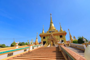 Nakhon Sawan, Tayland - 23 Aralık 2018 Wat Khiriwong Tapınağı 'nda şehir merkezi yakınlarındaki dağın tepesinde altın pagoda.