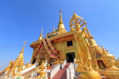 Nakhon Sawan, Tayland - 23 Aralık 2018 Wat Khiriwong Tapınağı 'nda şehir merkezi yakınlarındaki dağın tepesinde altın pagoda.