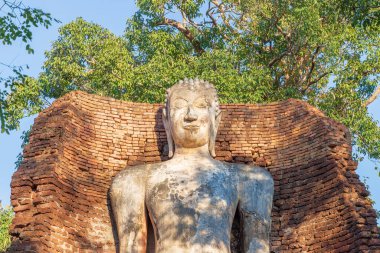 Wat Phra Si Ariyabot tapınağındaki ayakta duran Buda heykeli Kamphaeng Phet Tarihi Parkı, Unesco Dünya Mirası alanı