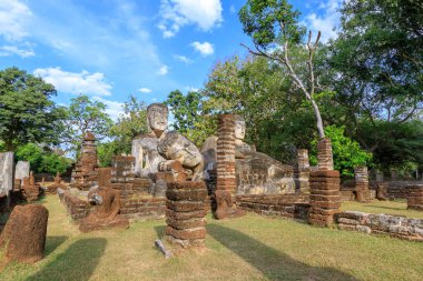 Wat Phra Kaeo tapınağındaki bir grup Buda heykeli Kamphaeng Phet Tarih Parkı, Unesco Dünya Mirası sahasında