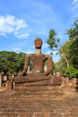 Kamphaeng Phet Tarih Parkı 'ndaki Wat Phra Kaeo tapınağında oturan Buda heykeli.