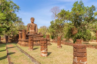 Kamphaeng Phet Tarih Parkı, Unesco Dünya Mirası sahasındaki Wat Sing Tapınağı 'nda oturan Buda heykeli.