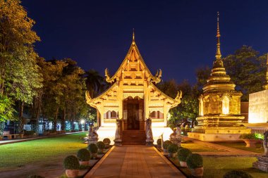Chiang Mai 'de, Wat Phra Singh Woramahawihan' da, alacakaranlıkta ya da gökteki yıldızlarla tapınak ve altın tapınak.