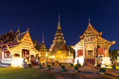 Chiang Mai 'de, Wat Phra Singh Woramahawihan' da, alacakaranlıkta ya da gökteki yıldızlarla tapınak ve altın tapınak.