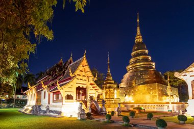 Chiang Mai 'de, Wat Phra Singh Woramahawihan' da, alacakaranlıkta ya da gökteki yıldızlarla tapınak ve altın tapınak.