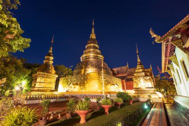 Chiang Mai 'de, Wat Phra Singh Woramahawihan' da, alacakaranlıkta ya da gökteki yıldızlarla tapınak ve altın tapınak.