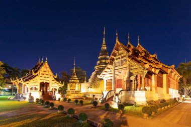 Chiang Mai 'de, Wat Phra Singh Woramahawihan' da, alacakaranlıkta ya da gökteki yıldızlarla tapınak ve altın tapınak.