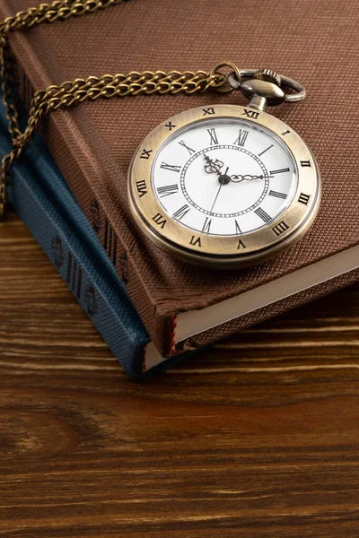 Vintage Zegarek Kieszonkowy Książki Drewnianym Tle — Zdjęcie stockowe