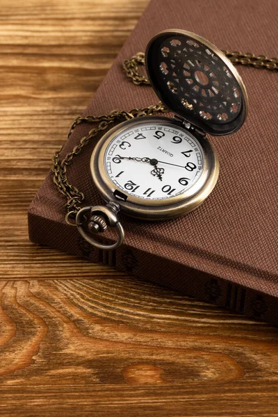 Horloge Poche Vintage Avec Livre Sur Fond Bois — Photo