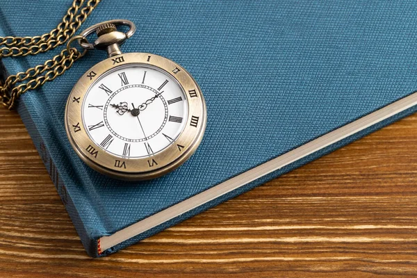 Reloj Bolsillo Vintage Con Libro Sobre Fondo Madera — Foto de Stock